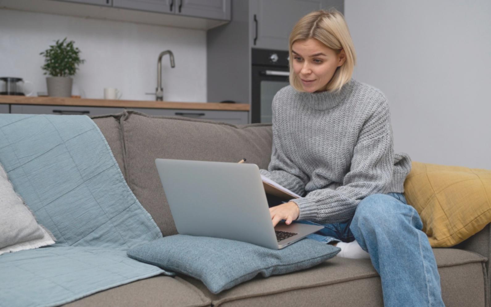 Grupo de personas colaborando en un proyecto de desarrollo personal